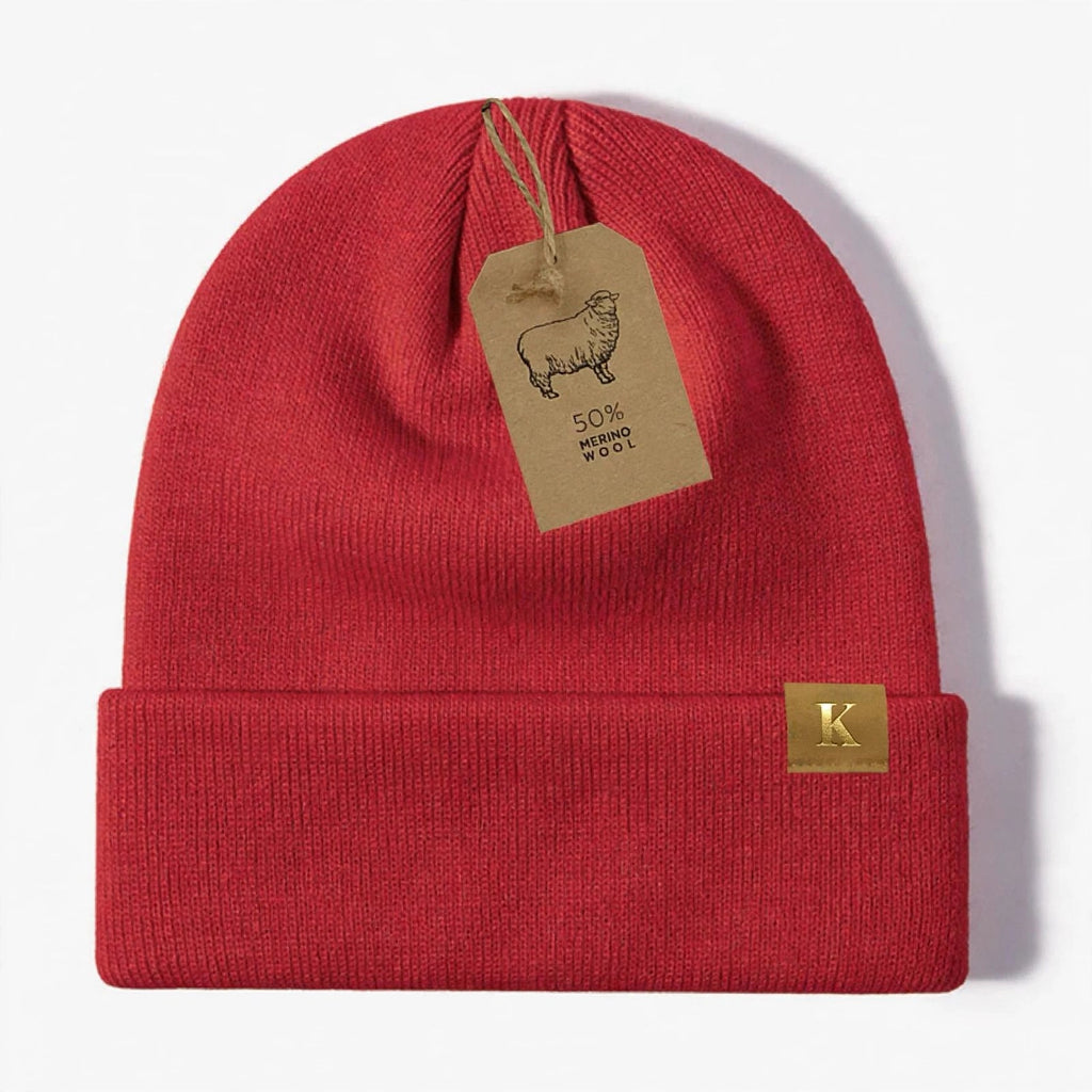 Bonnet mérinos bordeaux avec plaquette dorée K