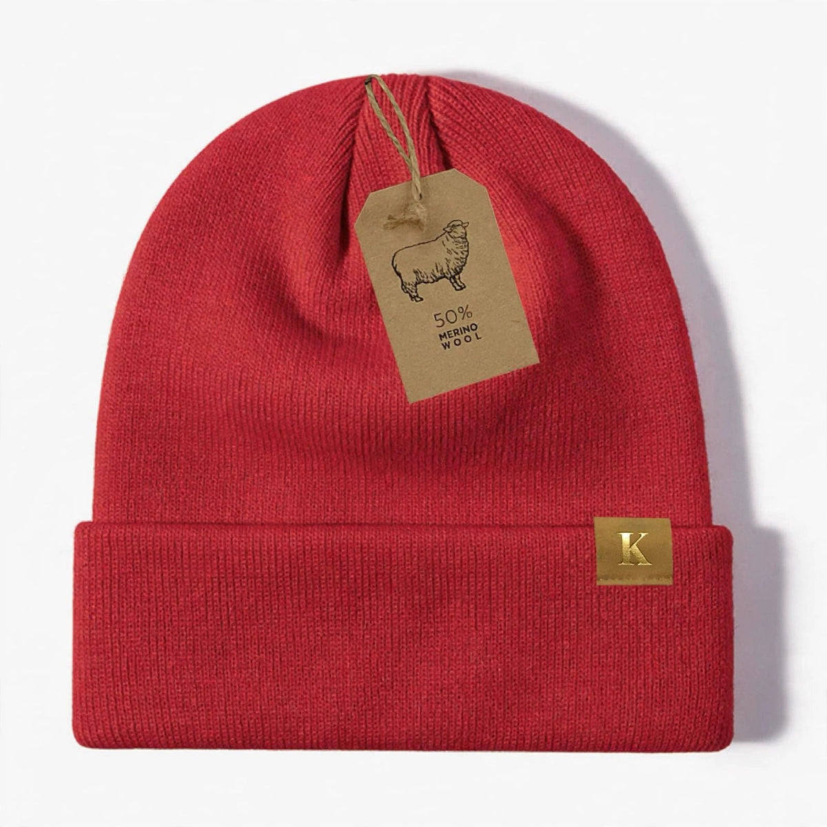 Bonnet mérinos bordeaux avec plaquette dorée K