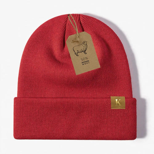 Bonnet mérinos bordeaux avec plaquette dorée K